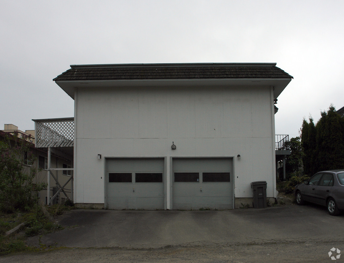 Building Photo - 9550 Interlake Ave