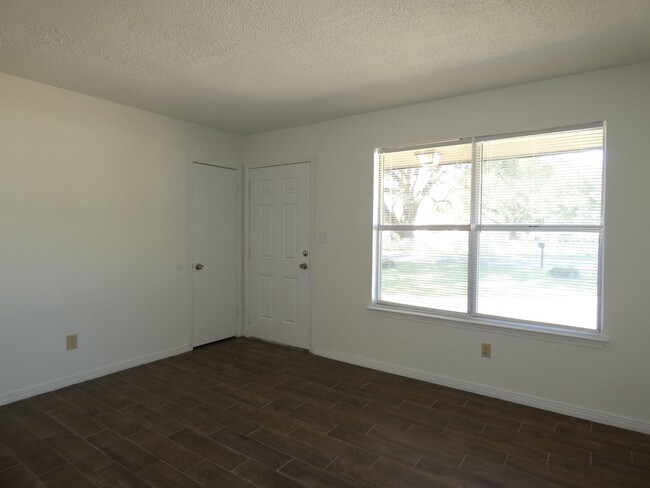 Building Photo - Charming 3-Bedroom Home in Convenient Pace...