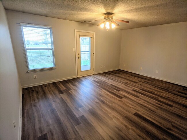 Building Photo - Charming 2 bedroom 2 bath home in Greenwoo...