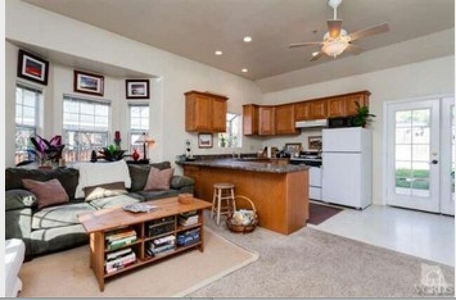 Sala de estar y cocina - 422 S Montgomery St