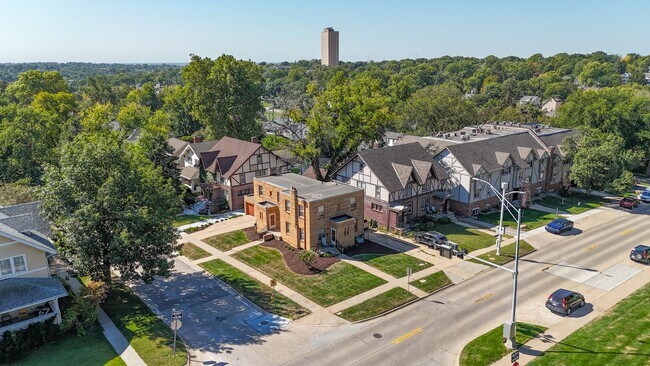 Building Photo - 2 Bedroom Duplex Residence near UNMC & Blackstone