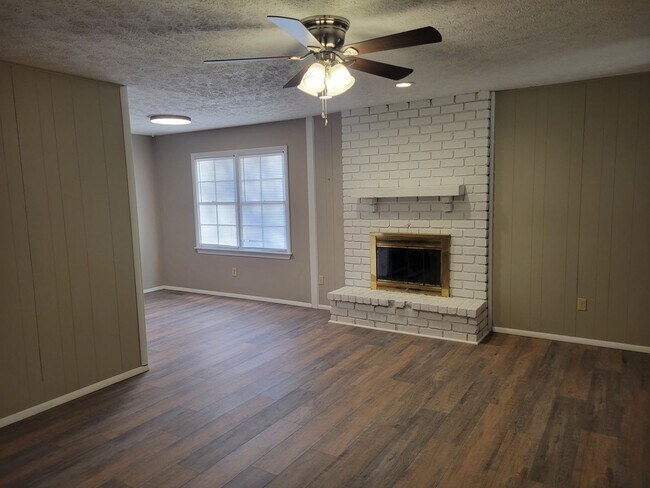 Building Photo - 3 Bedroom 2 Bathroom South! Totally Remode...