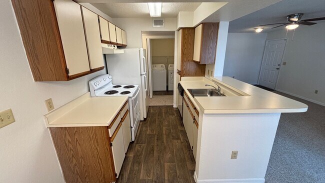 Foto del edificio - 1BR/1BA Tradewinds Condo with Lake Views!