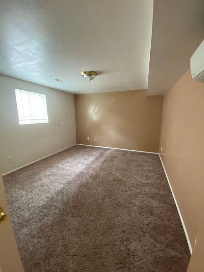 Building Photo - Contract Sale! 1B/1B Pet Friendly Apartment South of BYU