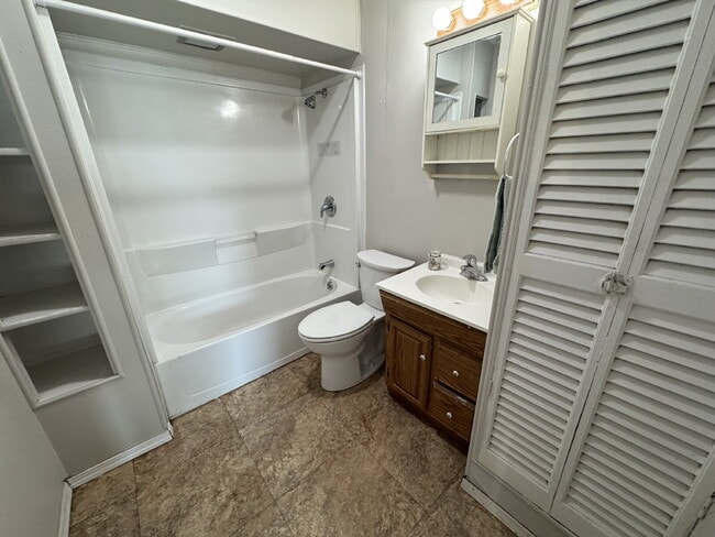 Building Photo - A MUST-SEE HOME IN SPRINGFIELD 2 BEDROOM 1 BATH GEM!