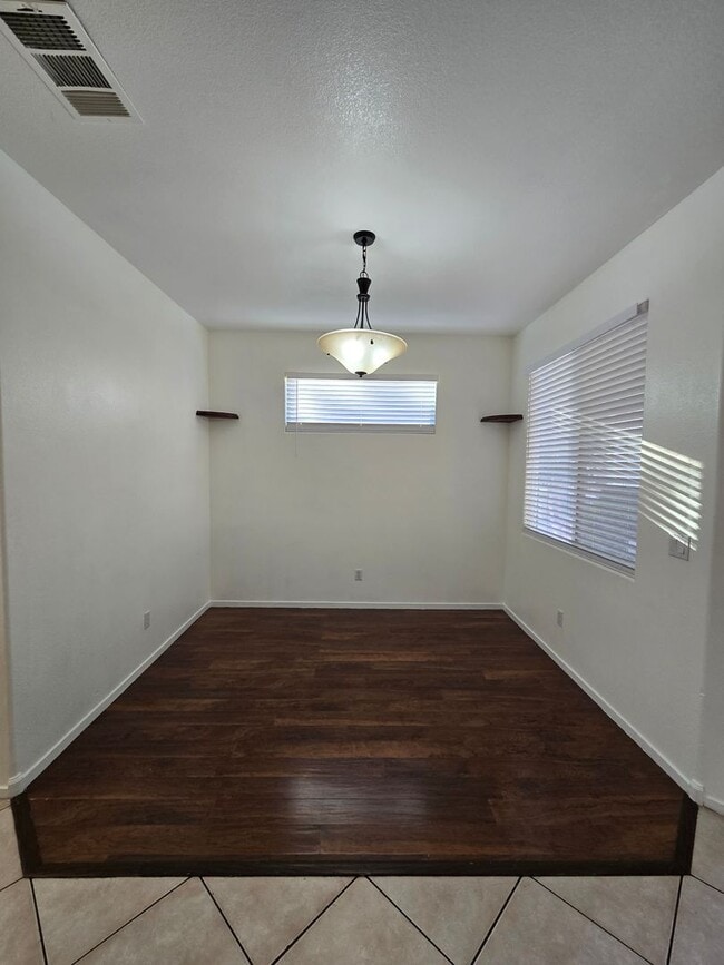 Foto del edificio - Spacious Two-Story Home in a Cul-de-Sac Location