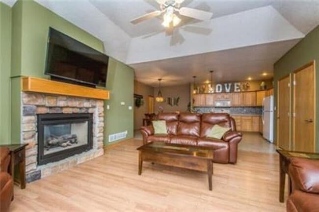 Building Photo - 523 E 4th St