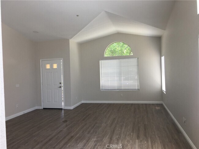 Foto del edificio - 6742 Regal Oaks Rd