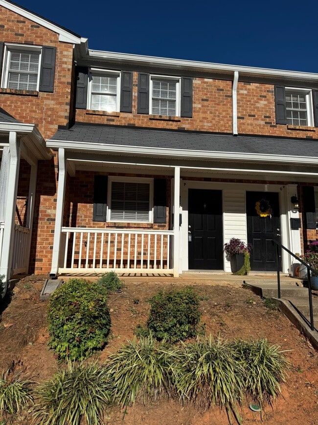 Building Photo - 1348 Green Oaks Ln