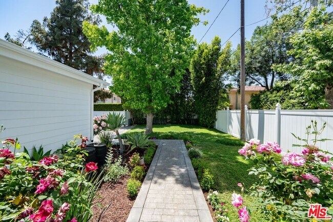 Building Photo - 5114 Cedros Ave