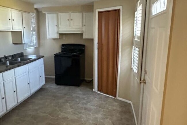 Foto del edificio - 1643 Columbia Ave