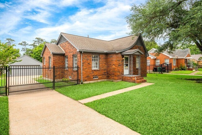 Building Photo - 309 Avenue of Oaks St