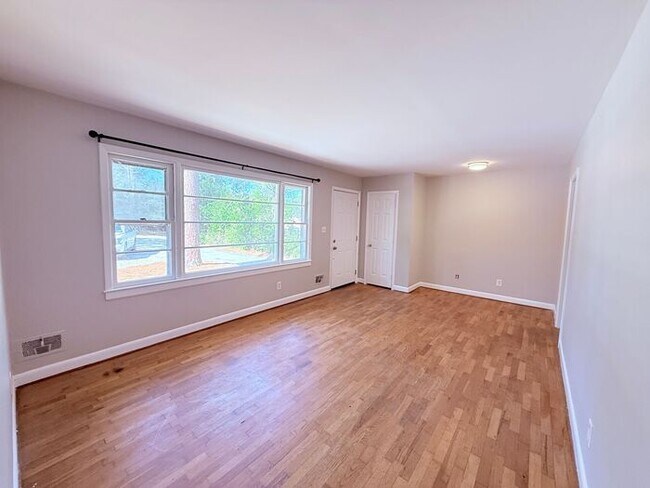 Foto del edificio - RENT SPECIAL! 3-4 BR Home! Large Brick hom...