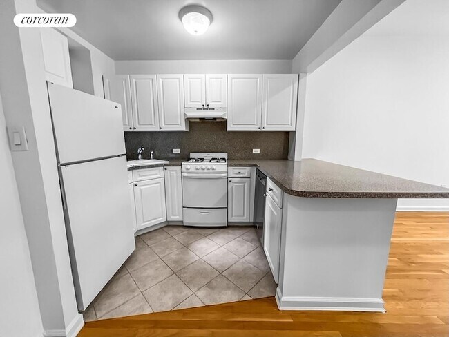 Building Photo - 151 E 81st St