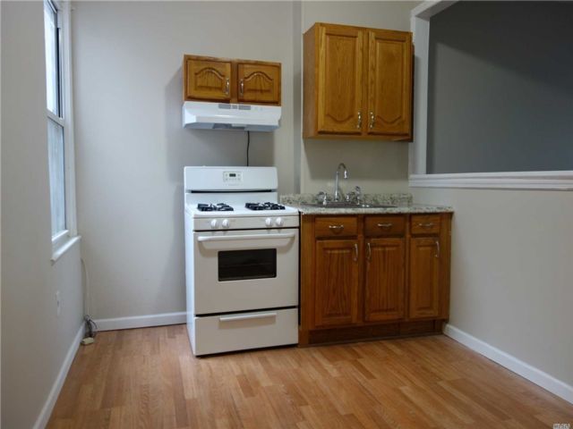 Foto del edificio - 53-73-73 65th Pl