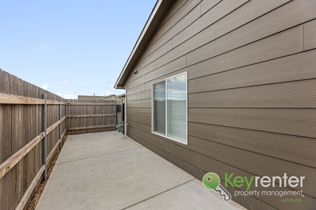 Building Photo - E 69th Ct N Duplex