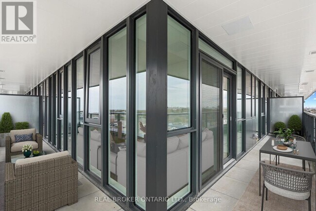 Photo du bâtiment - 1037 The Queensway