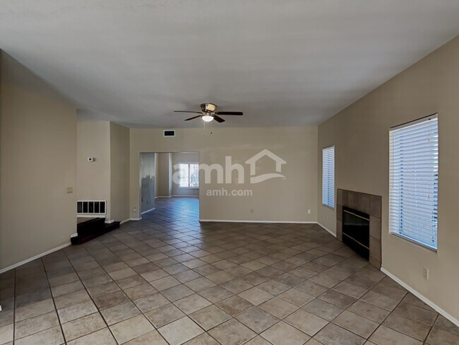 Foto del edificio - 5679 E Beverly Lane