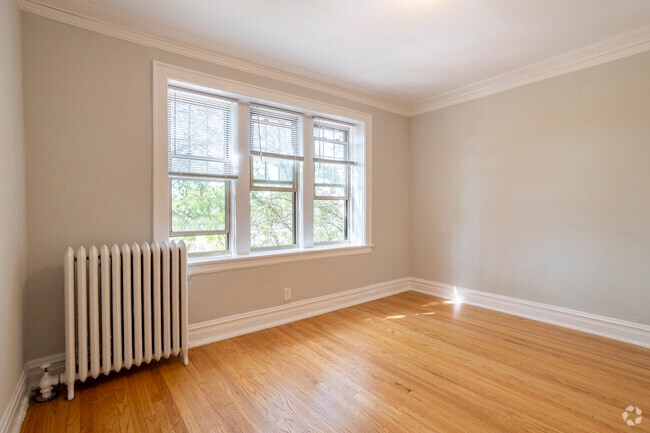 1BR, 1BA - 475SF - Living Room - 1000 - 1010 North Blvd