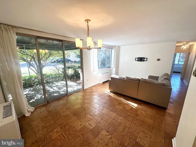 Foto del edificio - 6621 Wakefield Dr