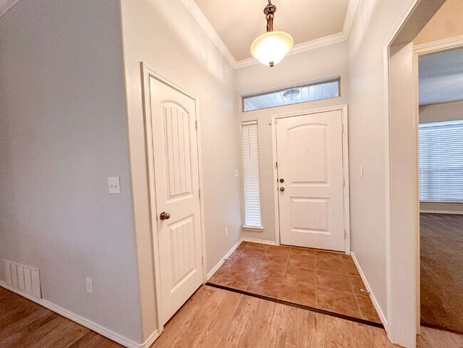 Building Photo - Milwaukee Ridge Home!