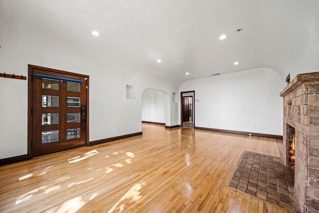 Foto del edificio - 2227 Miravista Avenue