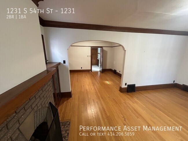 Building Photo - Glorious 2 bedroom in West Milwaukee