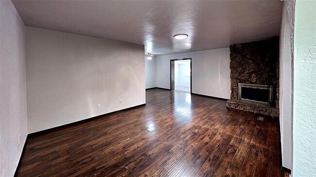 Foto del edificio - 906 Garden Grove