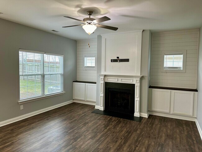 Foto del edificio - 124 Sutton Pl Blvd
