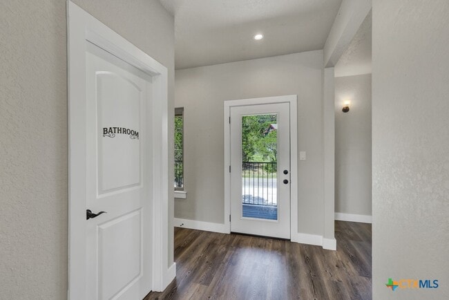 Foto del edificio - 1216 Canyon Lake Dr