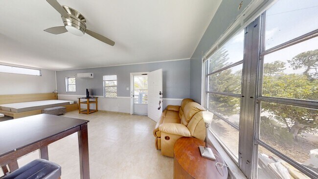 Foto del edificio - 6375 19th Ave N Duplex