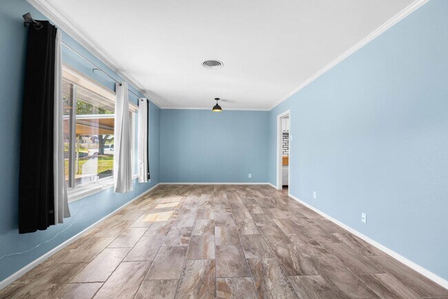 Foto del edificio - Charming Home Awaits: Spacious & in a Prim...