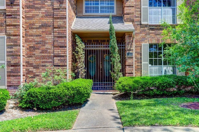 Building Photo - 2227 Foreland Dr