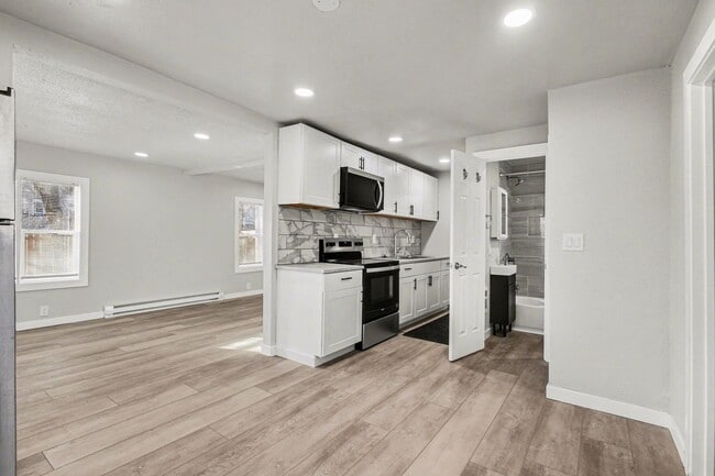 Building Photo - 2 Bedroom Single Family Home*Remodeled* Utilities included in rent!