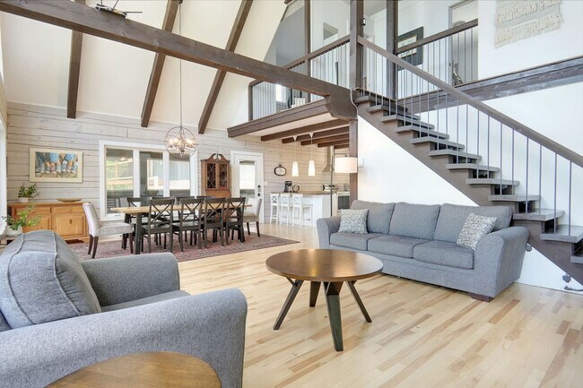 Building Photo - 566 Chem. du Lac Beauclair