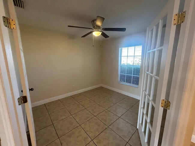 Foto del edificio - 1900 Kismet Pkwy W