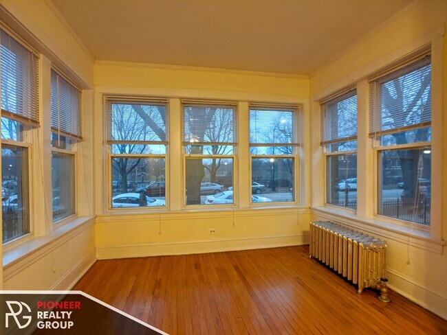 Building Photo - 5041 N Damen Ave