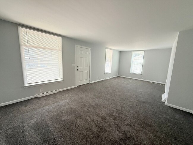 Foto del edificio - Spacious 4-Bedroom Home with Fenced Backyard