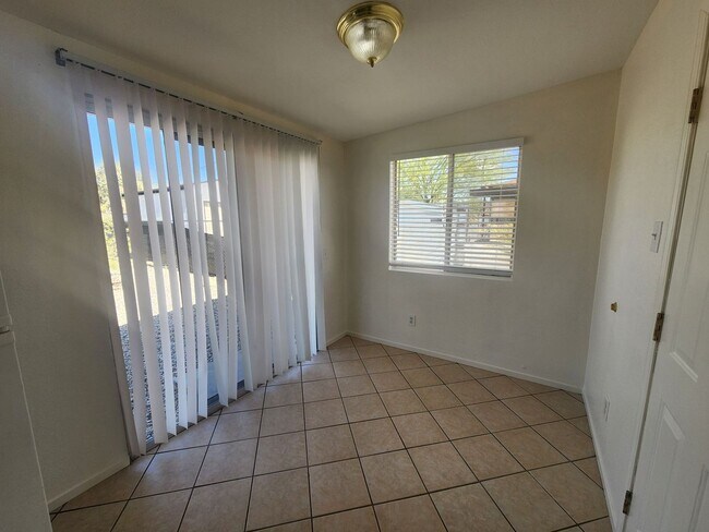 Building Photo - Don't Miss This Cute, Centrally Located 29...