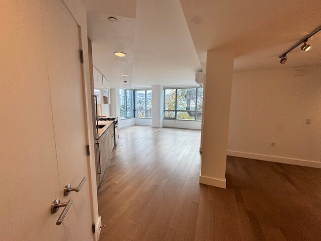 Building Photo - 8 Buchanan-301