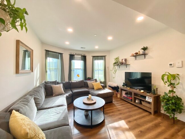 Building Photo - 843 Columbia Rd