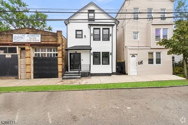 Building Photo - 654 S 12th St