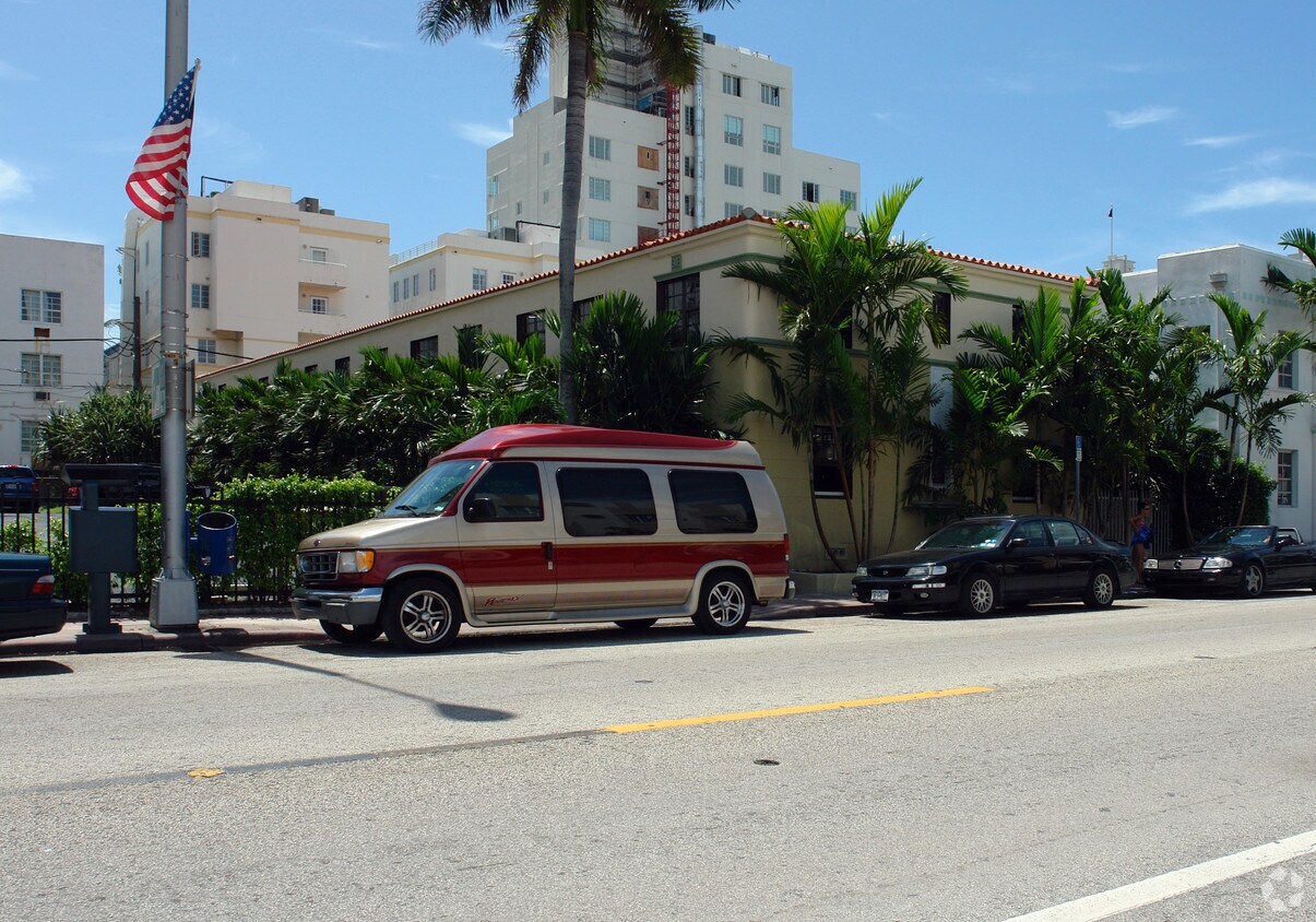 Primary Photo - 1233 Collins Ave