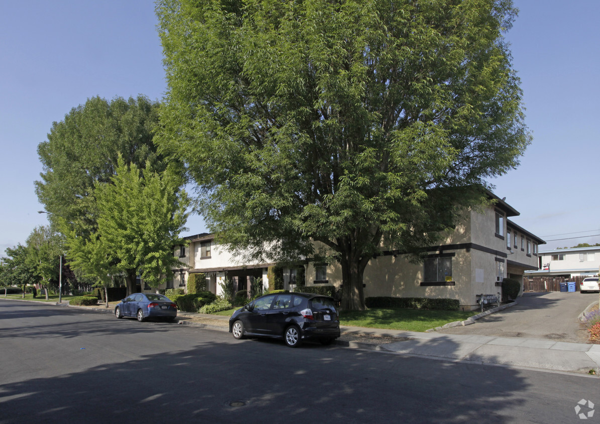 Building Photo - Ontario Oaks