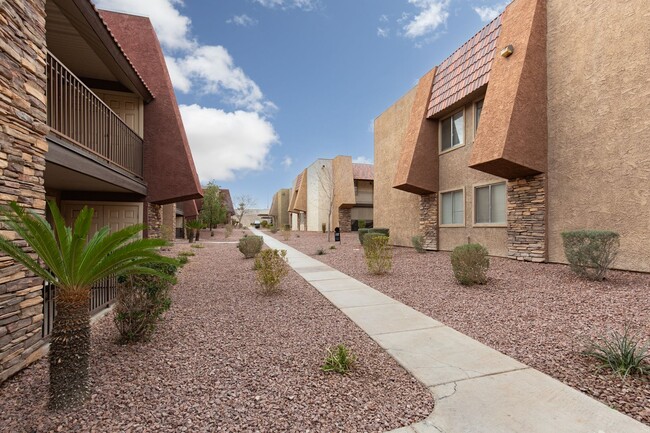 Foto del edificio - Strip view in guard gated SW communities w...