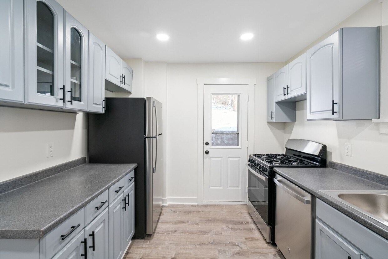 Stunning 4 bedroom home in Brookline available now! - Stunning 4 bedroom home in Brookline available now!