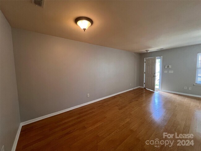 Building Photo - 207 Primrose Walk