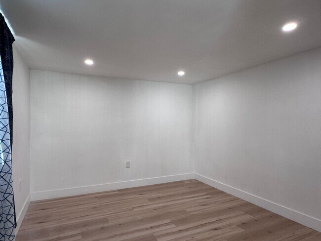 Building Photo - 739BA