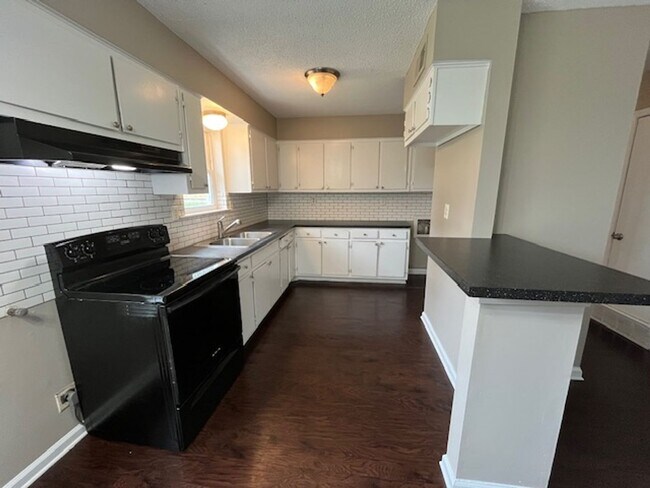 Foto del edificio - Renovated 4 Bedroom 1 Bath Home for Rent!