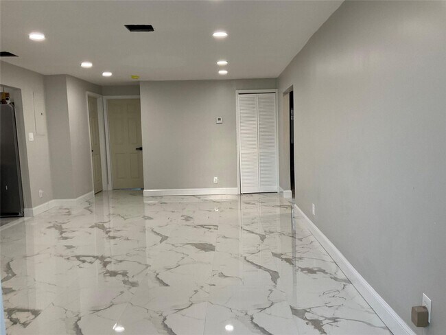 Foto del edificio - 642 NW 14th Way